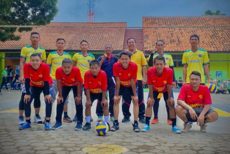 Keseruan bapak-bapak Sempala mengikuti turnament bola Voli